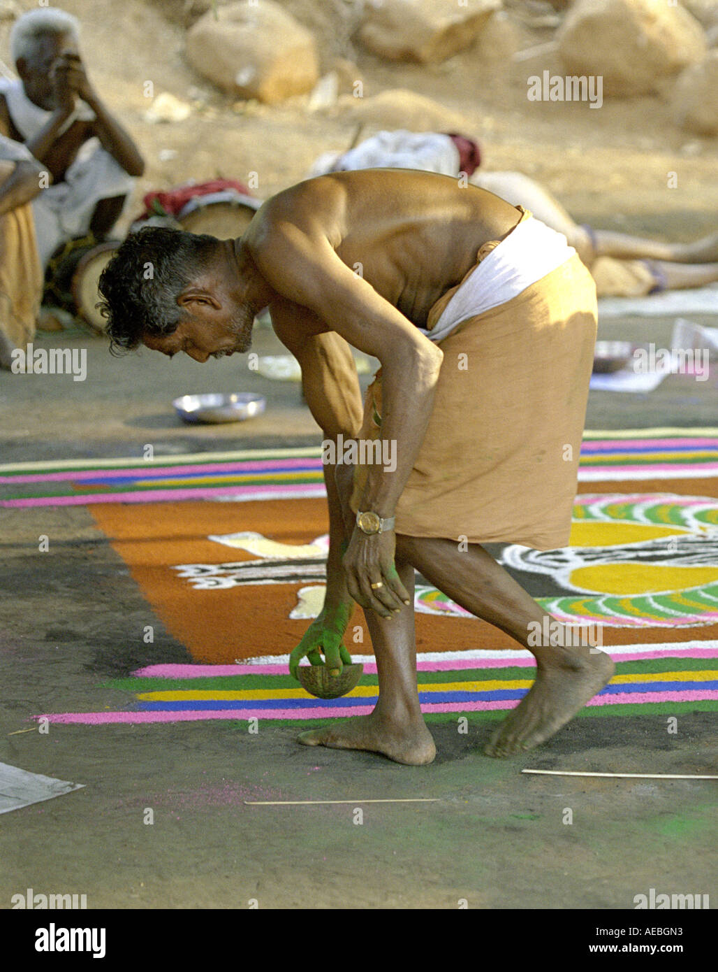 ein Künstler Zeichnung Kalam, eine Bodengestaltung während eines Rituals in einem Tempel in Kerala, Indien Stockfoto