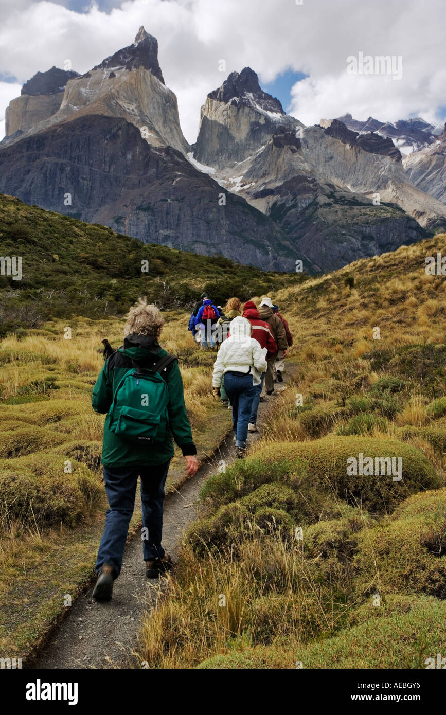 Touristen Wandern mit Los Cuernos im Hintergrund. Stockfoto