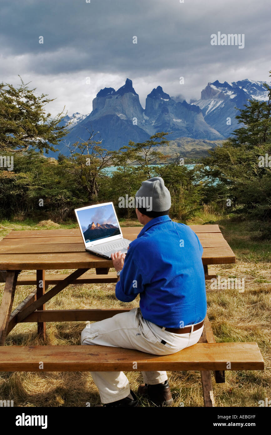 Touristen mit Laptop im Torres del Paine Nationalpark-Chile Stockfoto