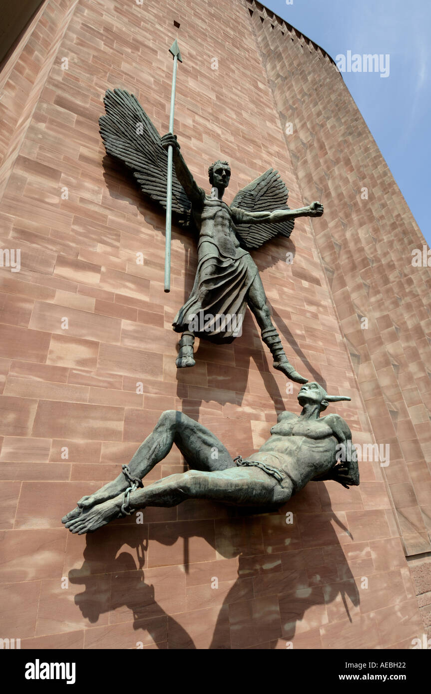 St. Michael und dem Teufel Statue Coventry Kathedrale England UK Stockfoto