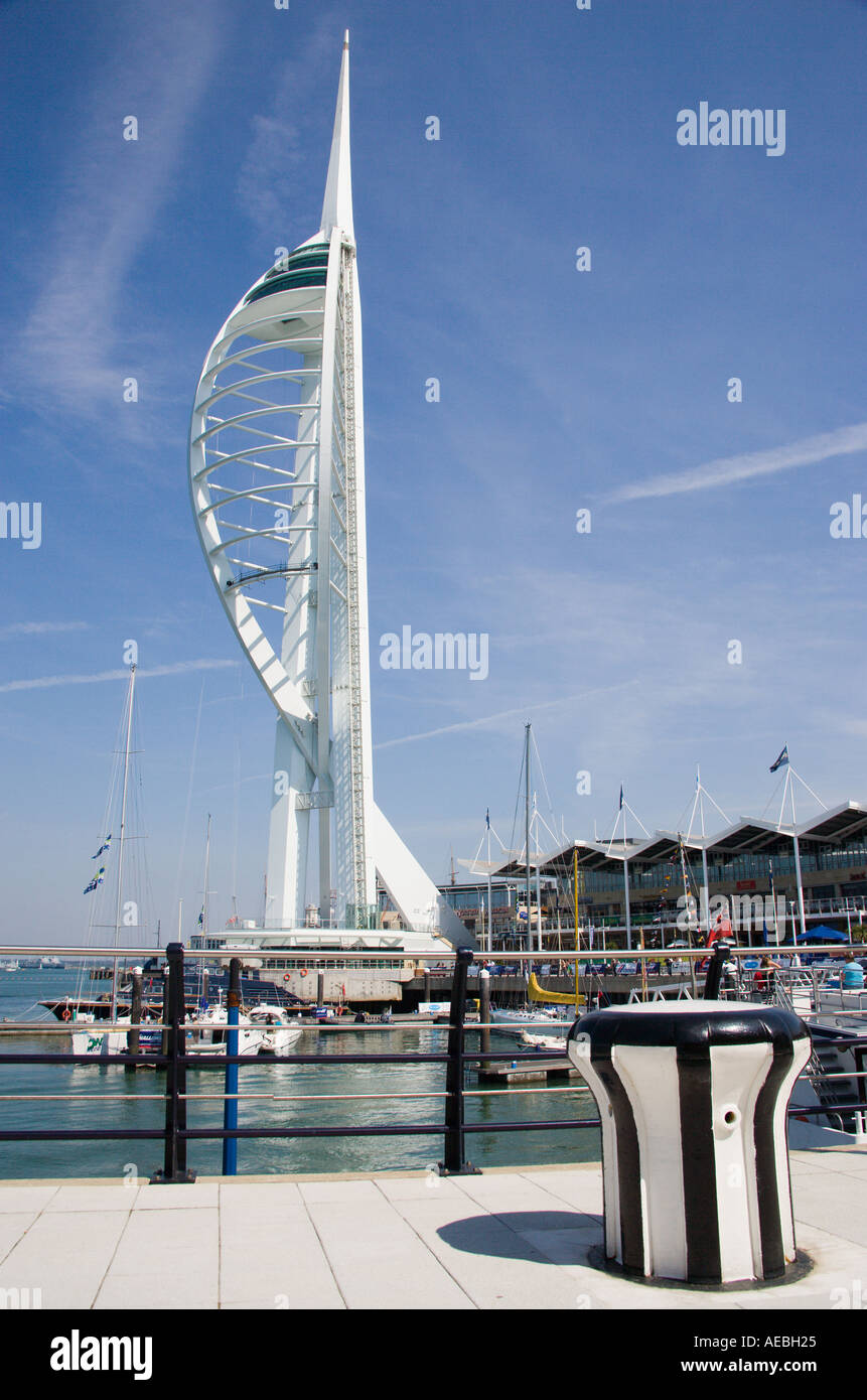 ENGLAND Hampshire Portsmouth Harbour Gunwharf Quay Spinnaker Tower das höchste öffentliche Aussichtsplattform in UK auf 170 Meter. Stockfoto