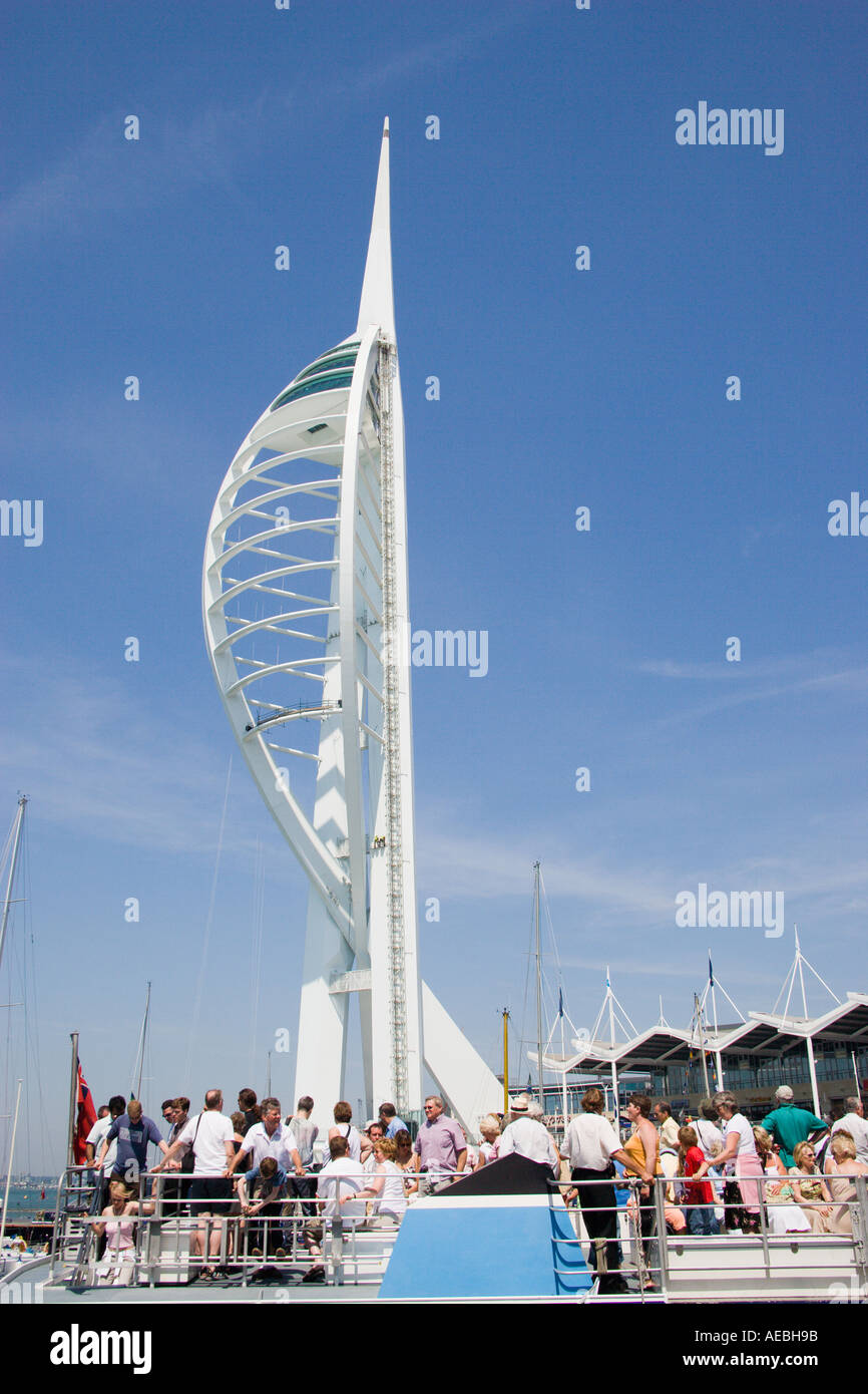 ENGLAND Hampshire Portsmouth Gunwharf Quay Menschen von Spinnaker Tower das höchste öffentliche Aussichtsplattform in UK auf 170 Meter. Stockfoto