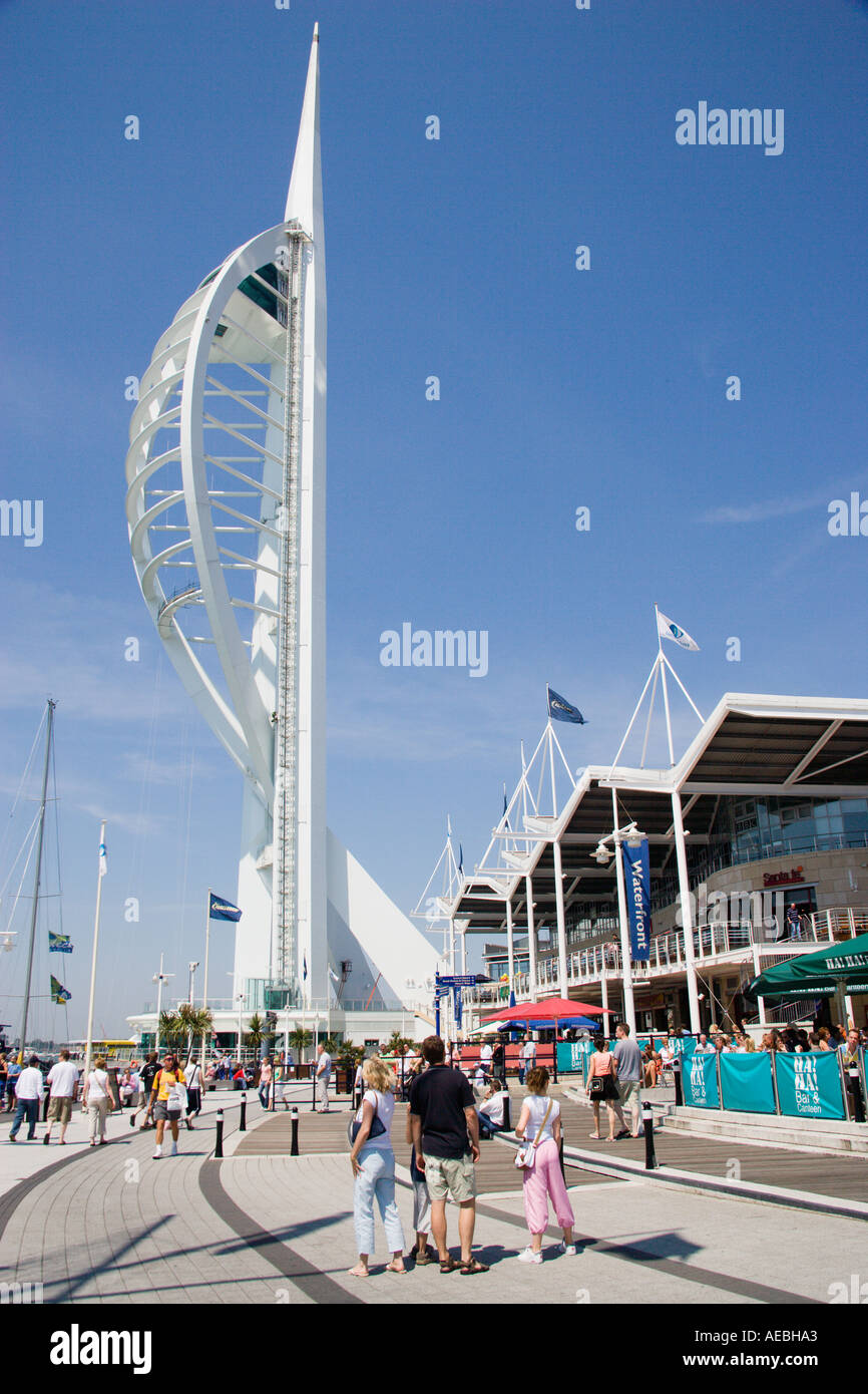ENGLAND Hampshire Portsmouth Gunwharf Quay Menschen von Spinnaker Tower das höchste öffentliche Aussichtsplattform in UK auf 170 Meter. Stockfoto