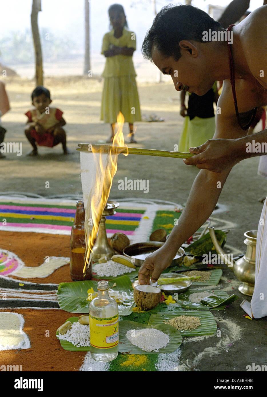 Ein Priester durchführt Rituale während einer hinduistischen Zeremonie Stockfoto