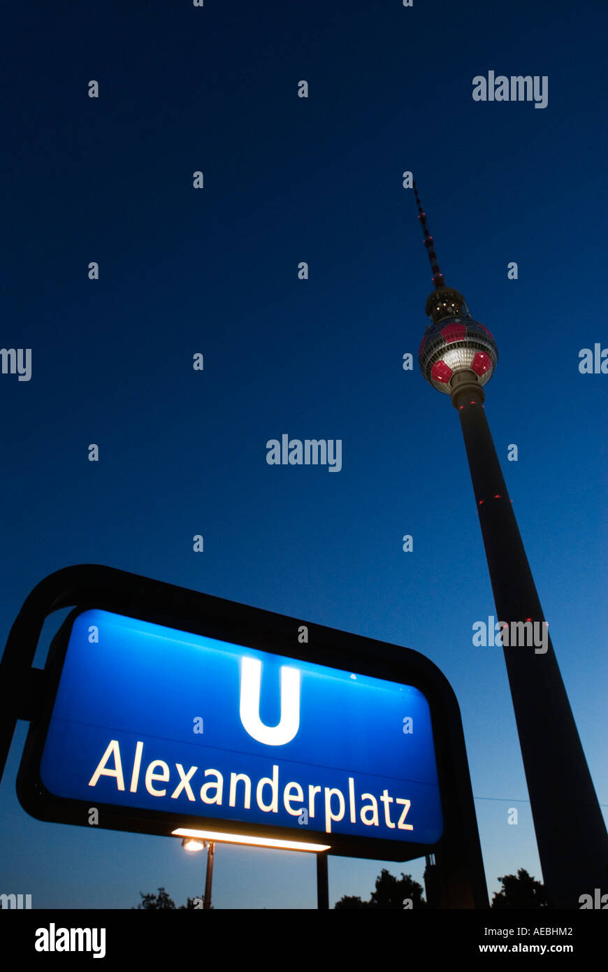Fernsehturm oder Fernsehturm und u-Bahn Eingang in der Nacht Alexanderplatz Berlin Deutschland 2006 Stockfoto