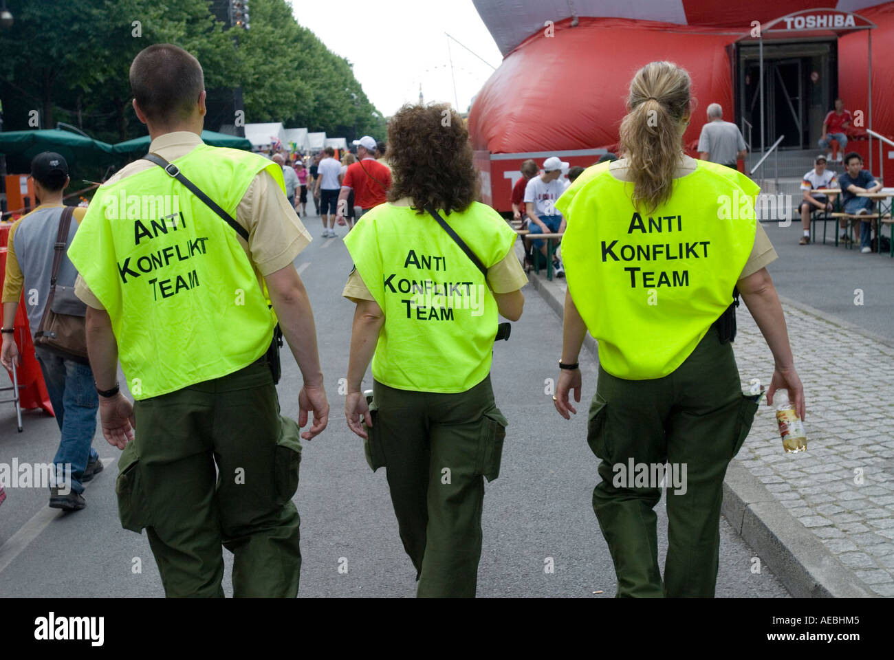 Anti-Conflict-Team Sicherheitspersonal patrouillieren Fans Meile in Berlin während der World Cup 2006 Deutschland Stockfoto