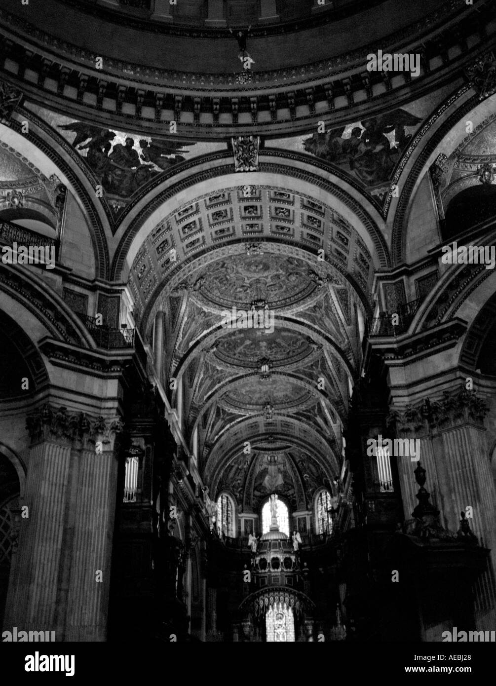 Russell Powell Basis 230 BASE-Jumping von der Whispering Gallery innen St Pauls Cathedral London. Bild Copyright Doug Blane. Stockfoto