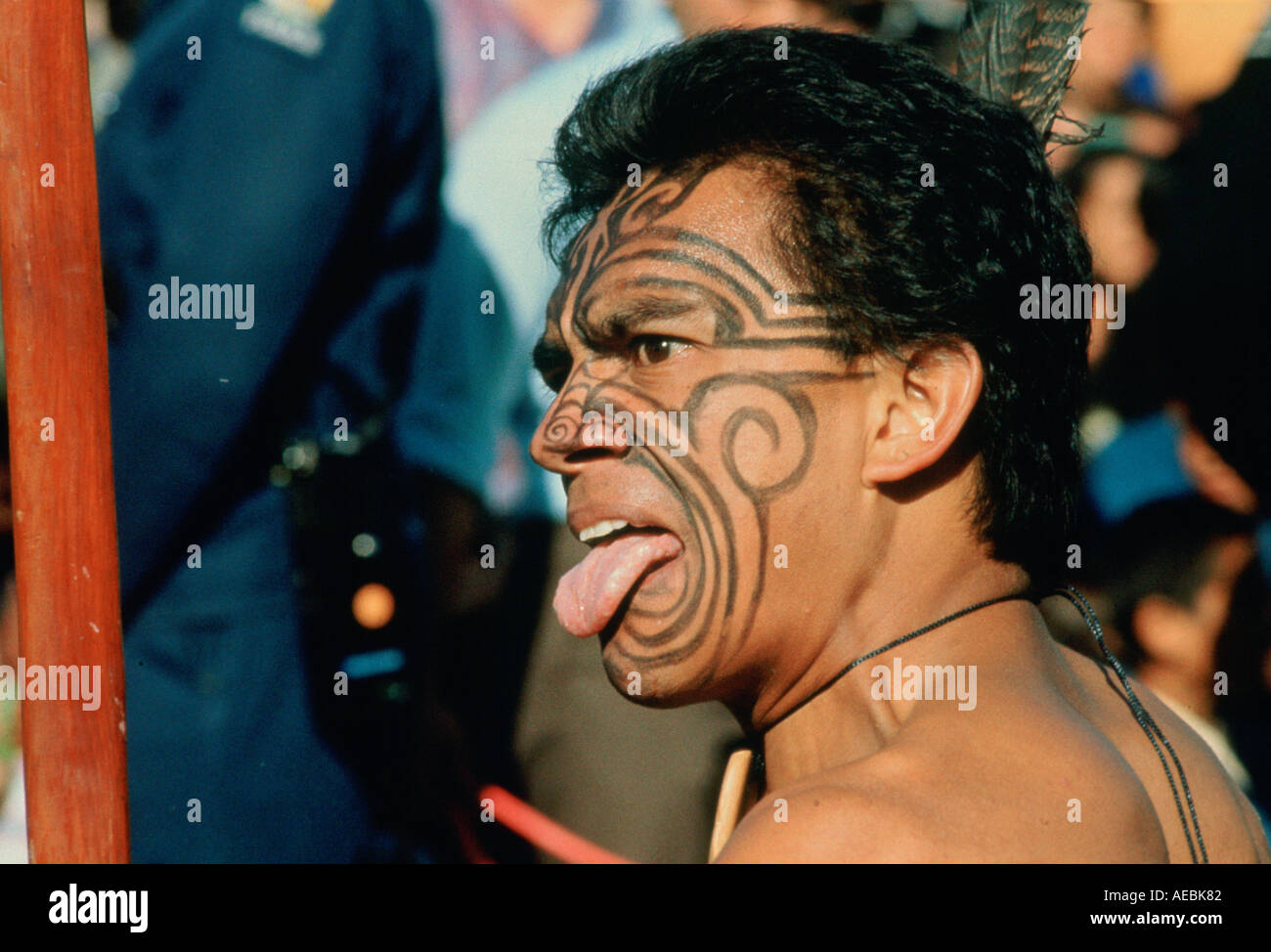 Maori-Krieger bietet traditionelle Herausforderung Neuseeland Stockfoto
