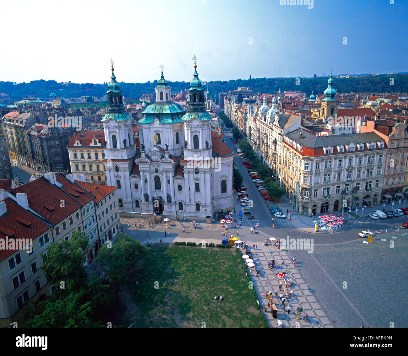 Tschechische Republik Prag St. Nicholas Church mit Altstädter Ring im Vordergrund Stockfoto