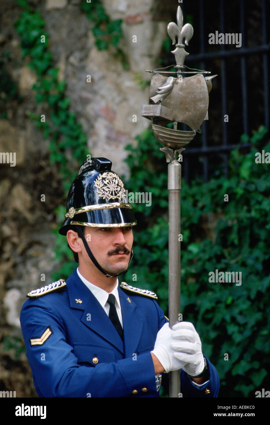 Polizist im zeremoniellen Einsatz in Portugal Stockfoto