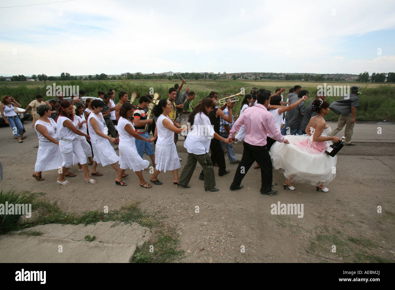 Ein Zigeuner Hochzeit basiert auf Musik, Tanz und viel Alkohol nehmen die Braut und Bräutigam ihre Familien in den Straßen und Tanz Stockfoto