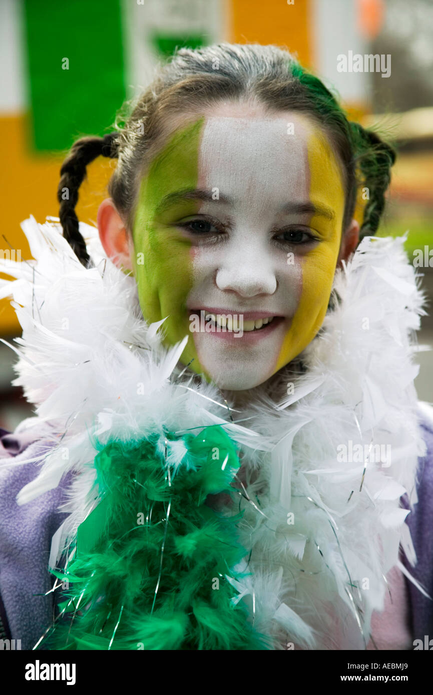 Junges Mädchen mit gesichtsfarbe an der St. Patrick's Day Parade in London, England, Vereinigtes Königreich Stockfoto