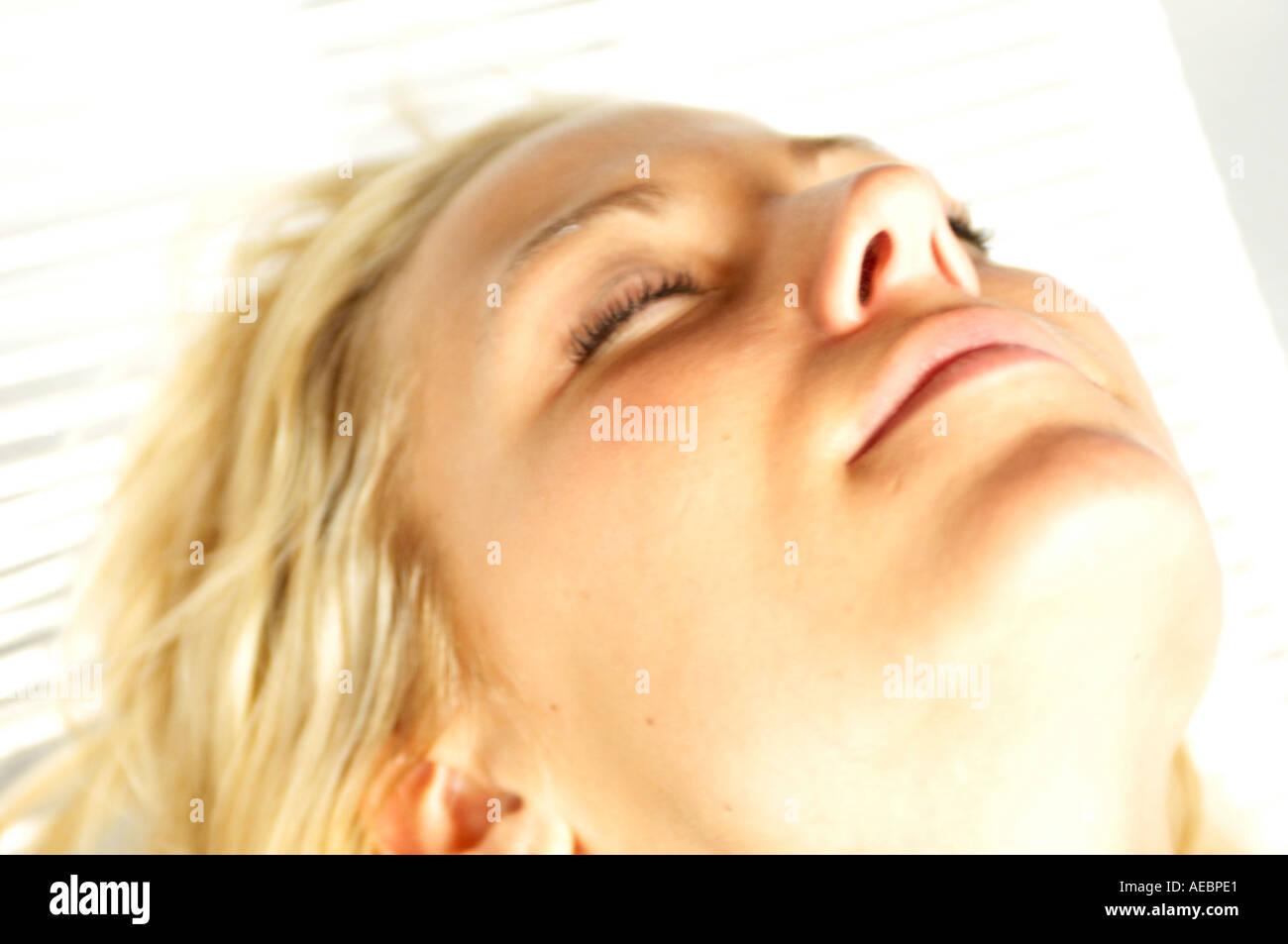 entspannte Frau in Spa Behandlungszentrum Stockfoto
