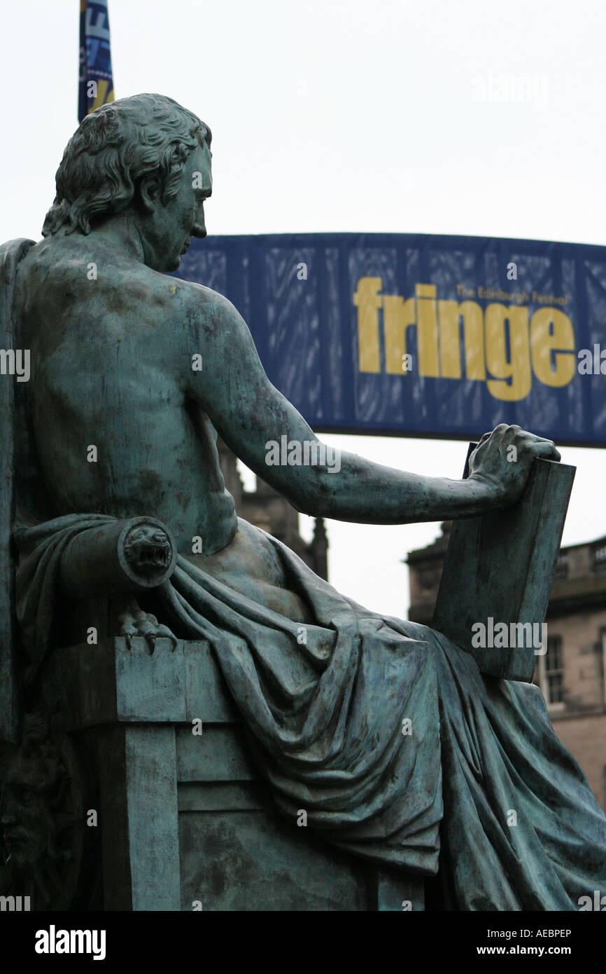 Statue des Philosophen David Hume an Royal Mile mit Edinburgh Fringe Zeichen Schottland August 2007 Stockfoto