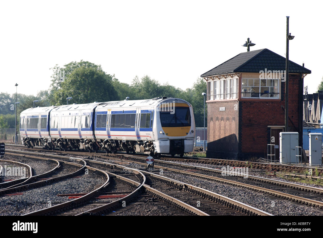 Chiltern Railways Klasse 168 Diesel-Zug vorbei an Süd-Stellwerk Banbury, Oxfordshire, England, UK Stockfoto