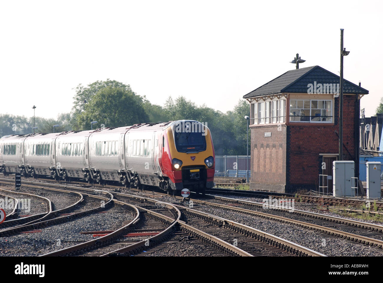 Jungfrau-Züge-Voyager Diesel vorbei an Süd-Stellwerk Banbury, Oxfordshire, England, UK Stockfoto
