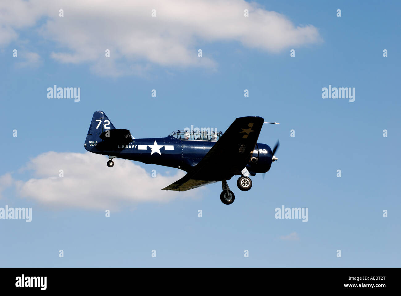 T-6 Harvard Flugzeug landet auf dem Flugplatz Wellesbourne, Warwickshire, England, UK Stockfoto