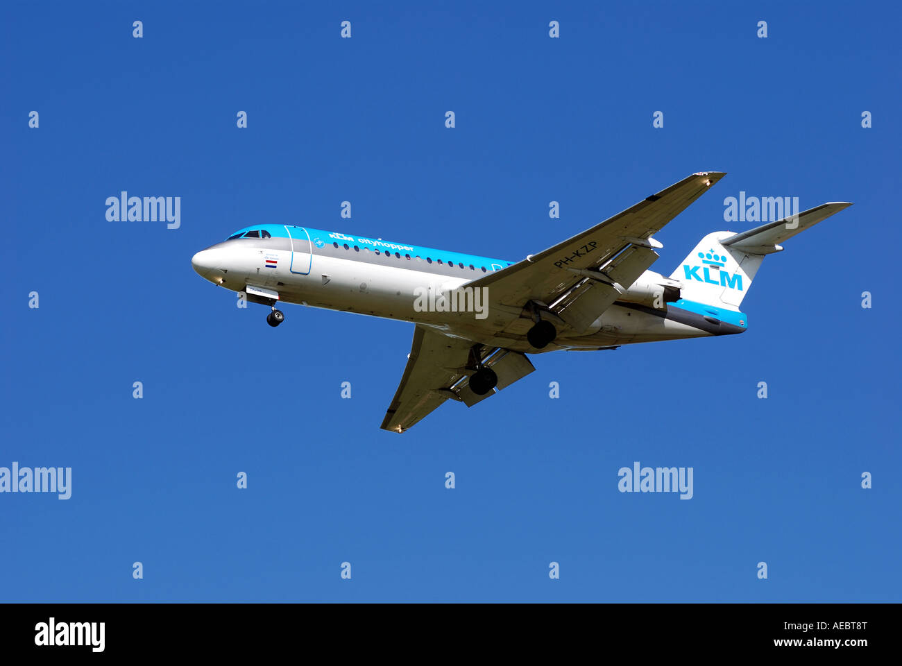 KLM Cityhopper Fokker 70 Flugzeug nähert sich der internationale Flughafen Birmingham, West Midlands, England, UK Stockfoto