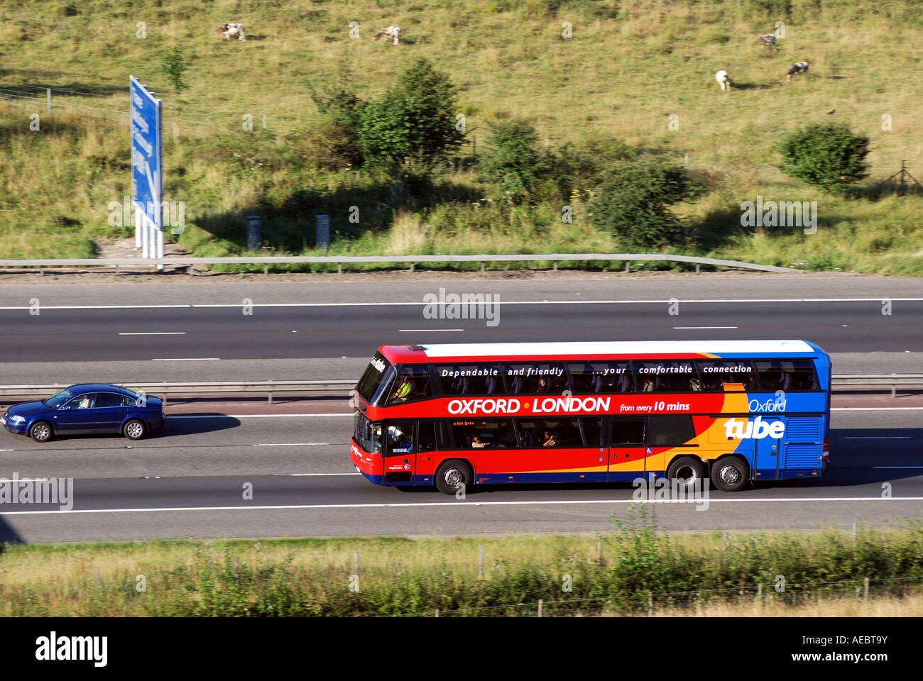 Oxford Tube-Bus-Service nach London auf M40 Autobahn, Oxfordshire, England, UK Stockfoto