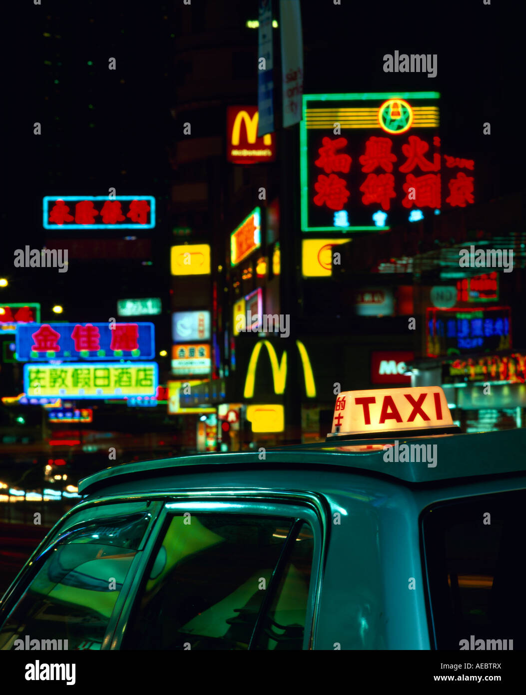 Taxischild und Neon-Lichter in der Nacht auf Nathan Road Kowloon Hong Kong China Asien Stockfoto