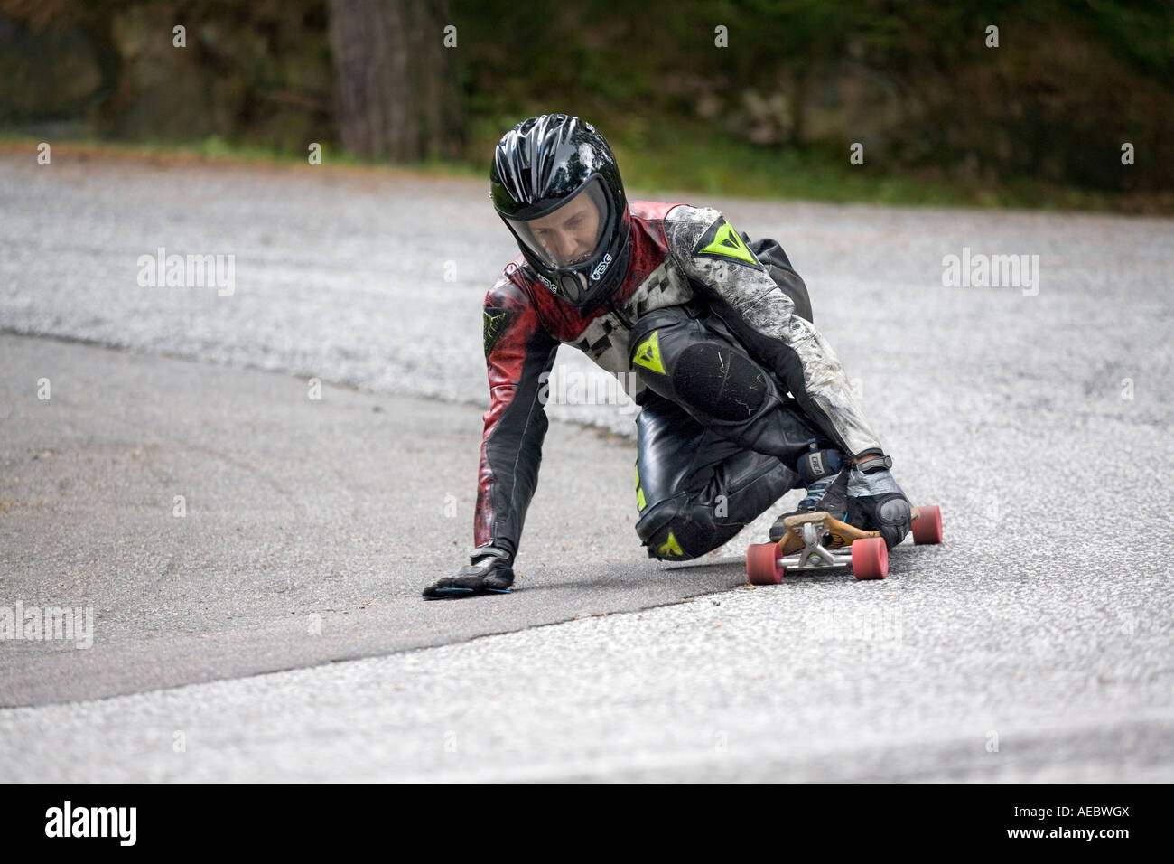 Skater Takeing Kurve in voller Fahrt Downhill Longboard Skateboard Downhill Wettbewerb auf Ramberget Park Göteborg Schweden Stockfoto