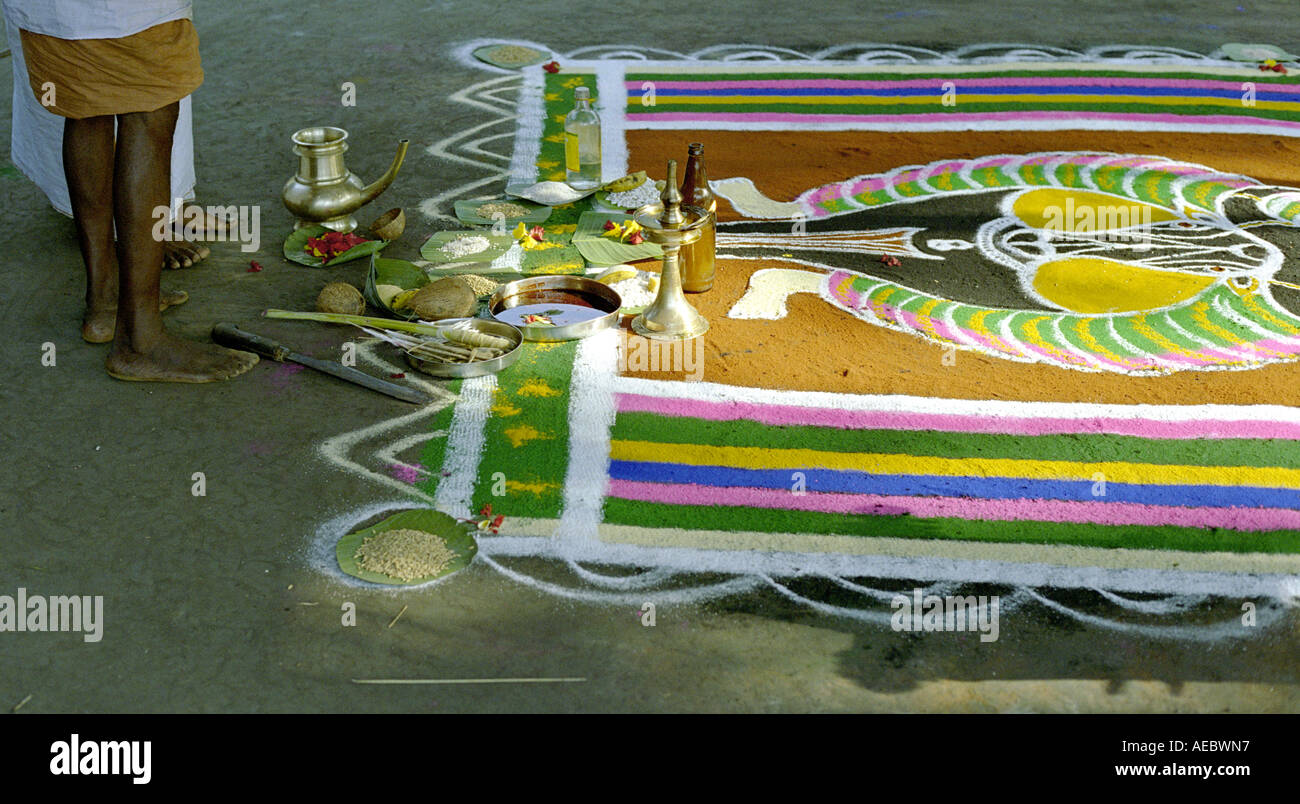 Indische traditionelle Bodengestaltung genannt Kalam gezeichnet anlässlich eines Rituals in Kerala, Indien Stockfoto