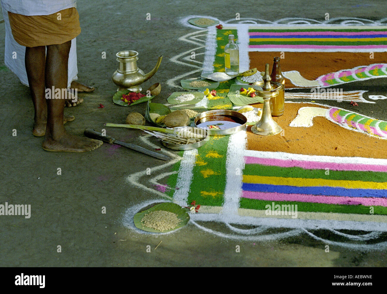 Indische traditionelle Bodengestaltung genannt Kalam gezeichnet anlässlich eines Rituals in Kerala, Indien Stockfoto