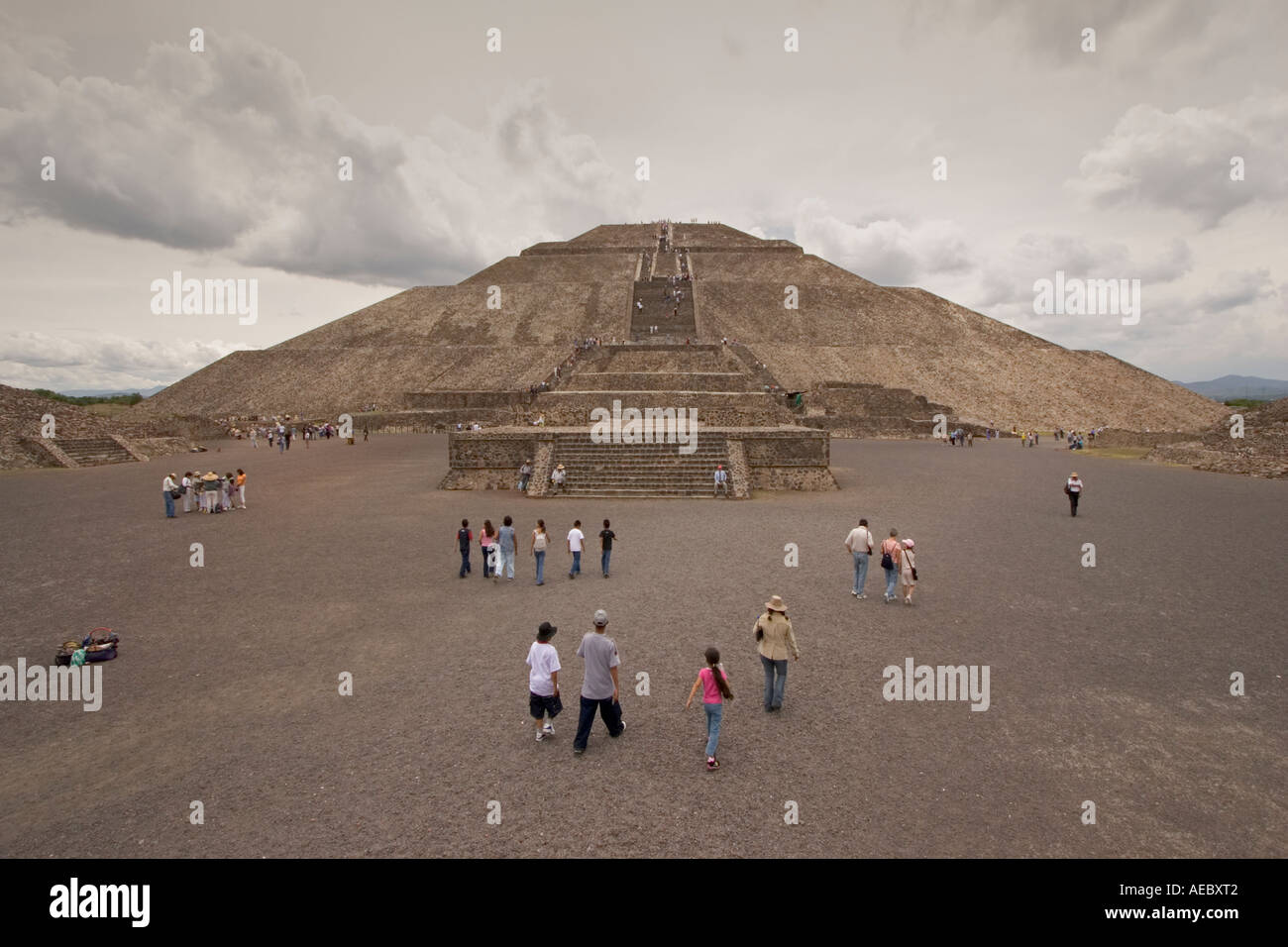 Die Sonne-Pyramide gesehen aus der Perspektive von den Toten Causeway (Mexiko-Stadt). Pyramide du Soleil Vue Depuis la Chaussée des Morts Stockfoto