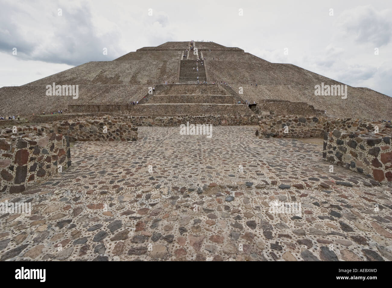Sonne-Pyramide gesehen aus der Perspektive des Sun Plaza (Mexiko). Pyramide du Soleil Vue Depuis la Plaza del Sol (Mexiko). Stockfoto