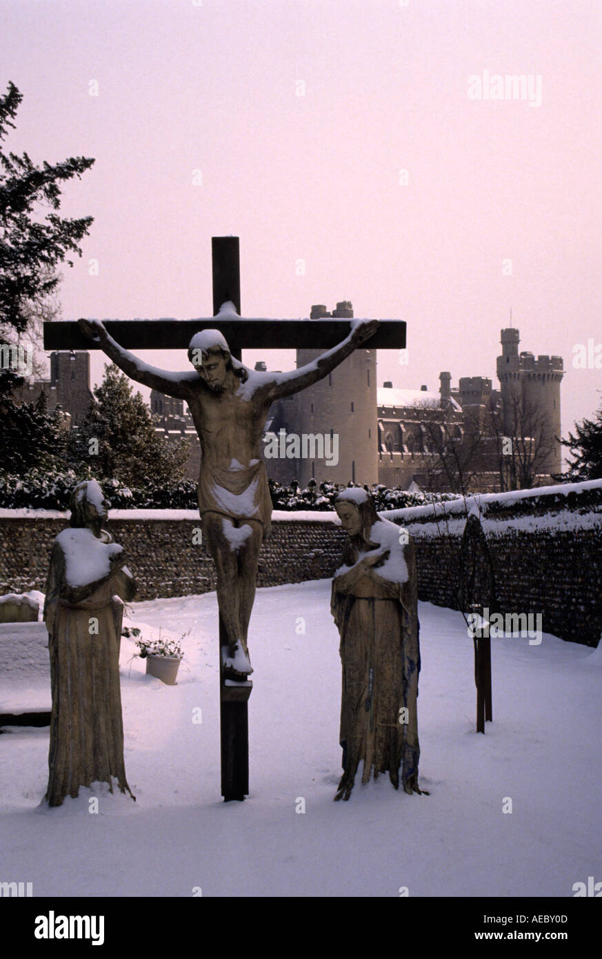Schneebedeckte Kruzifix an der St. Nikolaus Kirche Arundel Sussex in England Stockfoto