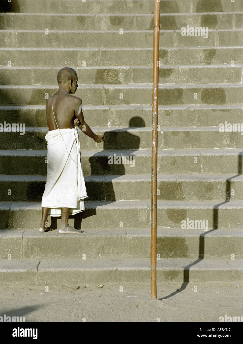 Konzeptbild eines alten Mannes noch auf Schritte mit einem Pol und Schatten in der Nähe stehen. Stockfoto