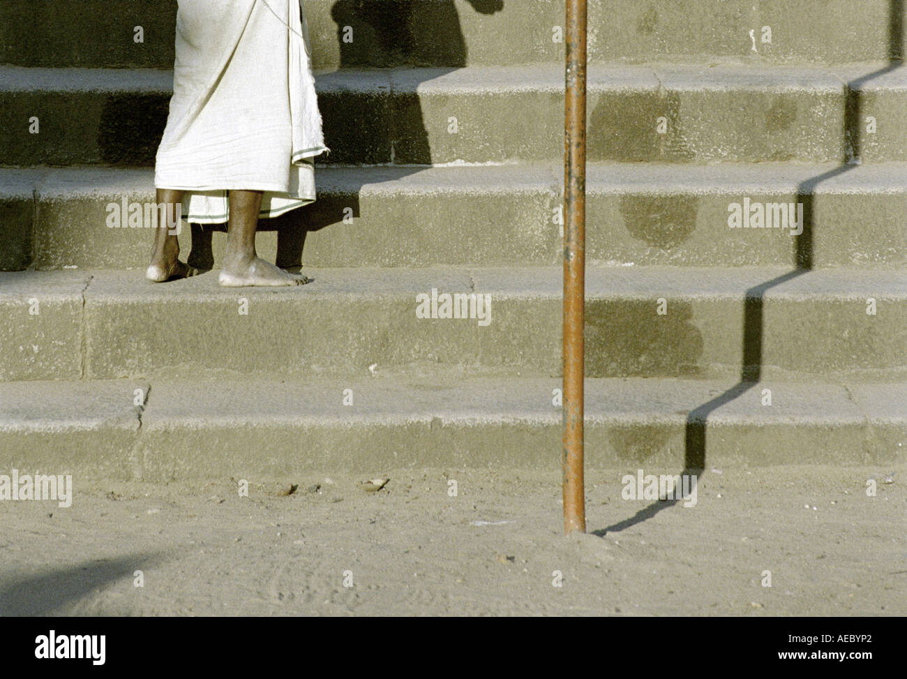 Konzeptbild eines alten Mannes Füße noch auf Schritte mit einem Pol und Schatten in der Nähe stehen. Stockfoto
