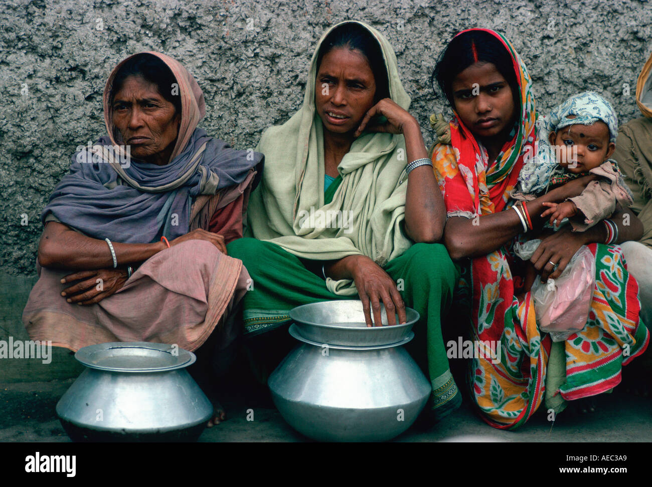 Frau Schlange für Lebensmittel an Mutter Teresas Mission in Kalkutta Indien Stockfoto