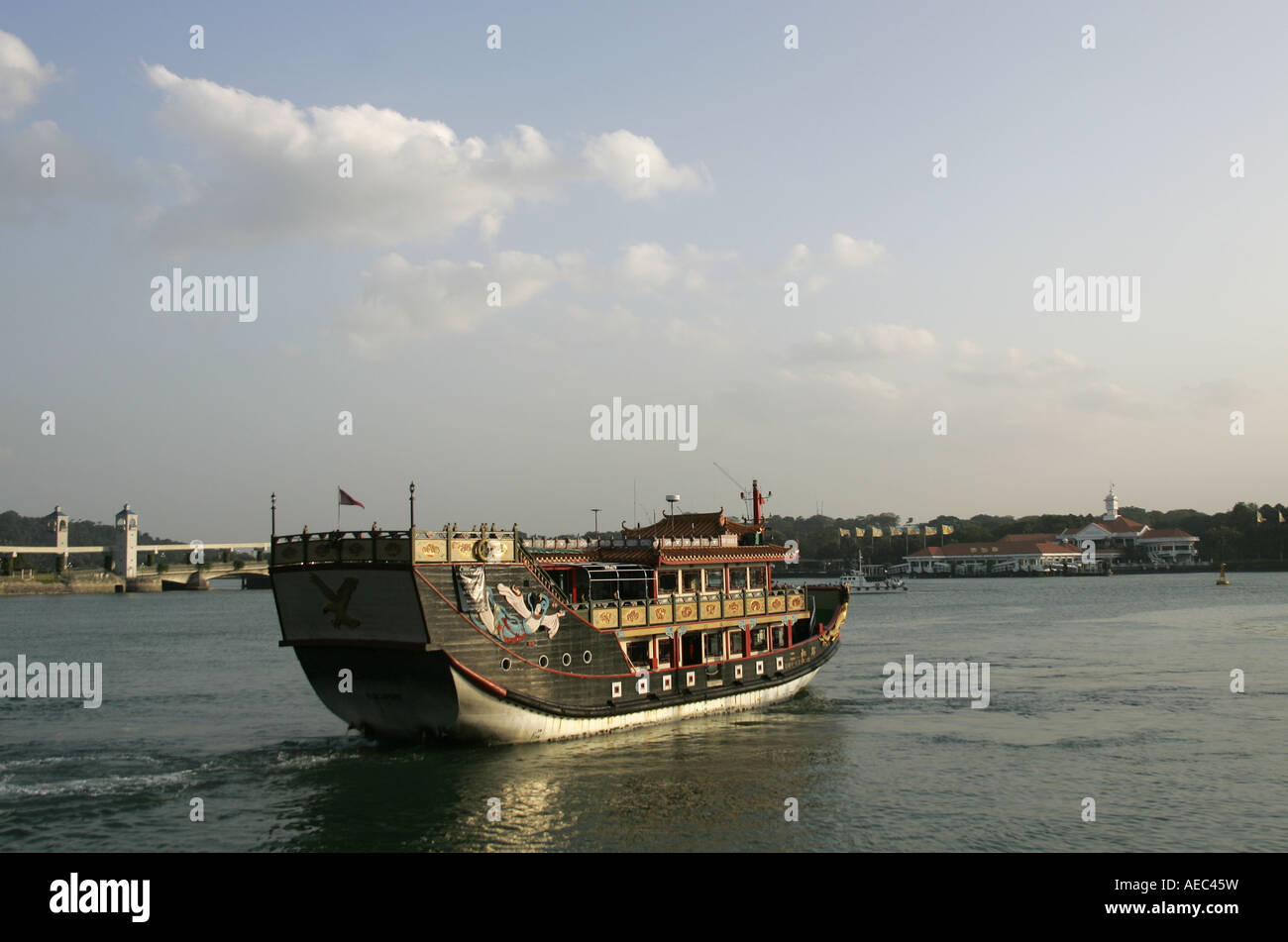 Junk-e-Chinarestaurant Schiff in Richtung Insel Sentosa in Singapur. Stockfoto