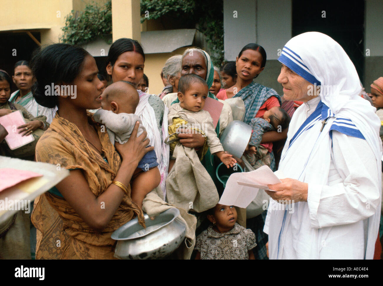 Mutter Teresa mit Müttern und Kindern in ihrer Mission in Kalkutta Indien Stockfoto