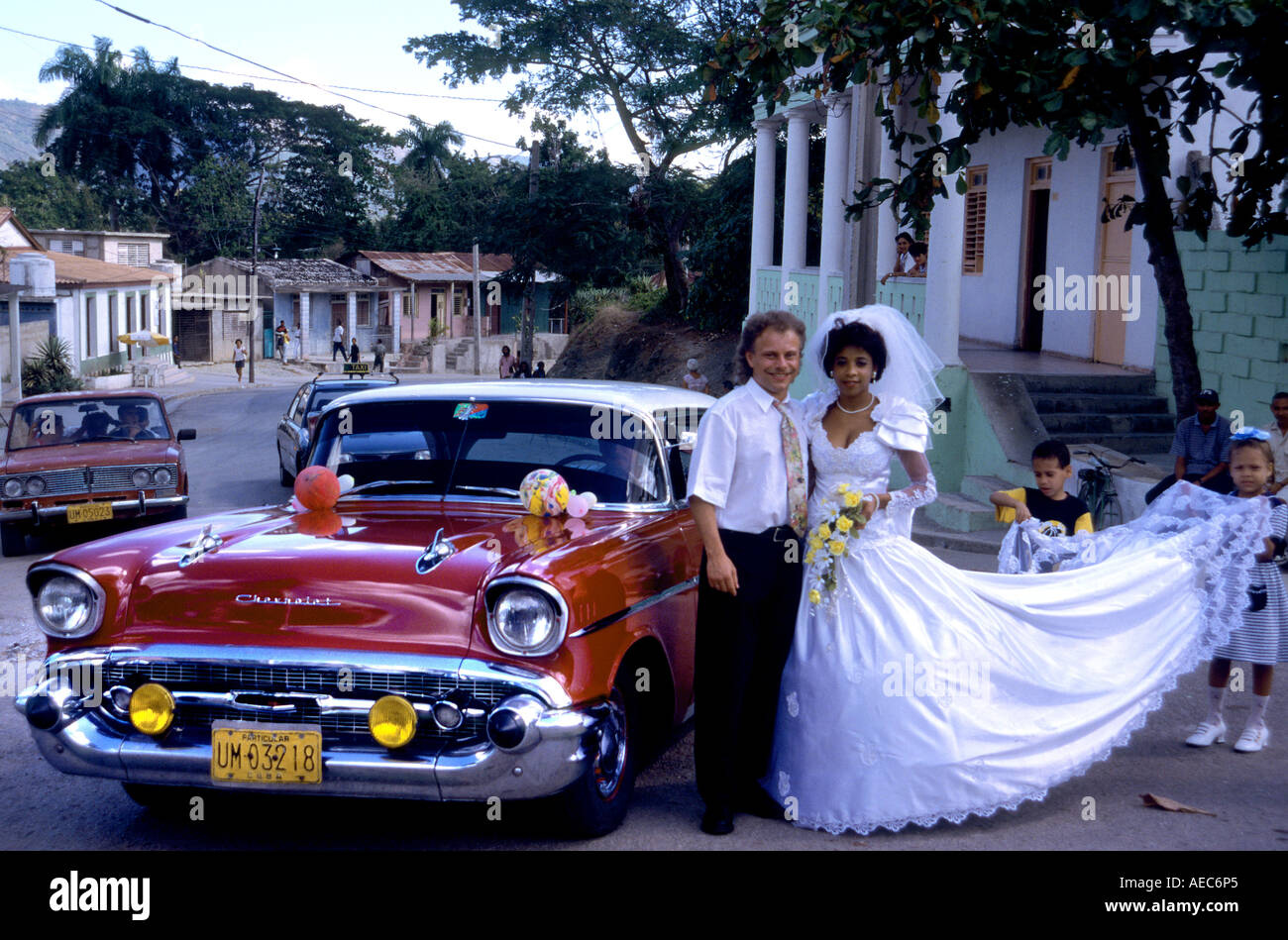 Hochzeit, Ehe Mann Frau Havanna Autos Oldtimer Transport Havanna Taxi Classic American Public Transport Oldtimer Stockfoto