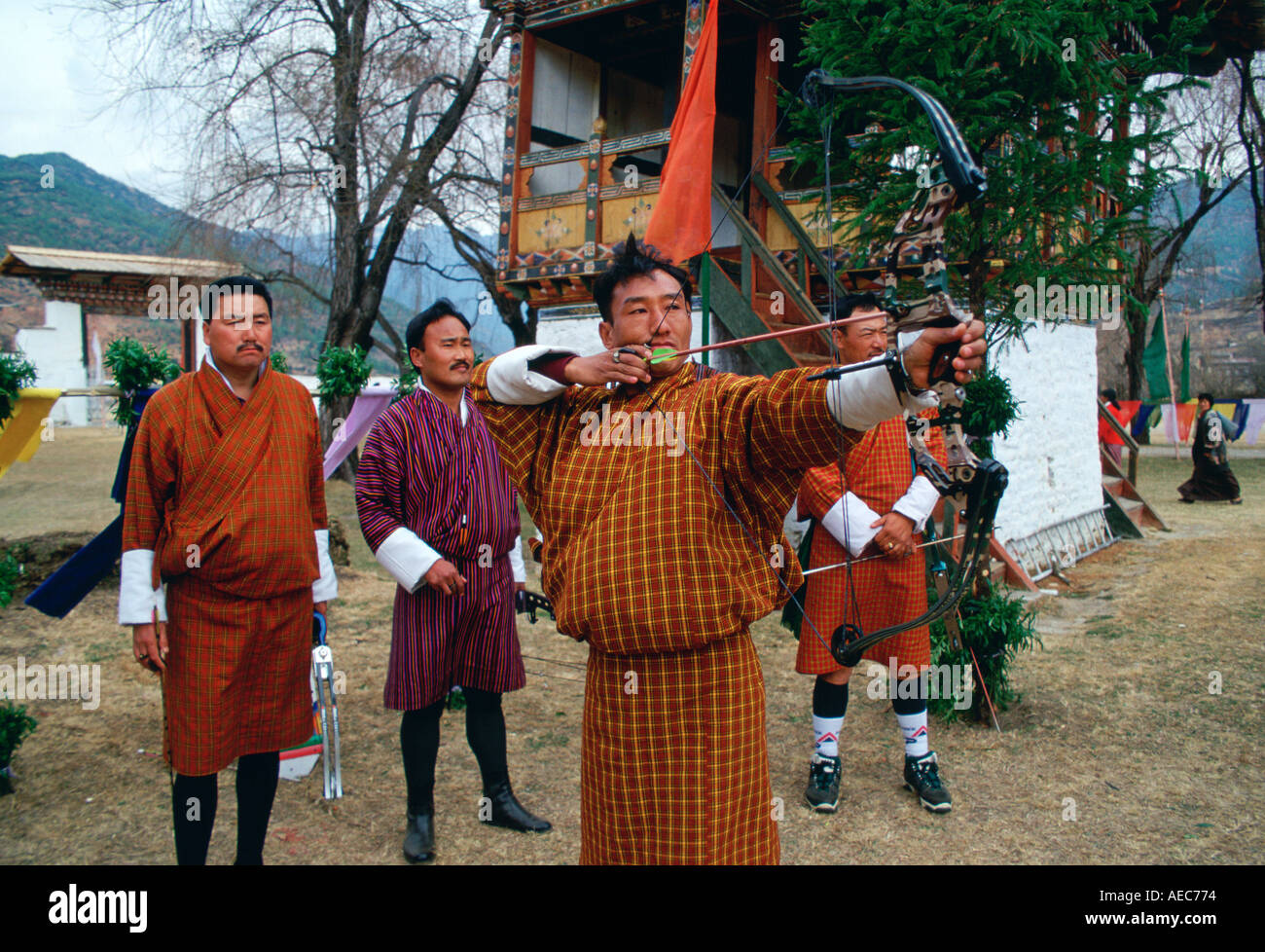 Bogenschützen am Bogenschießen Festival Paro Bhutan Stockfoto