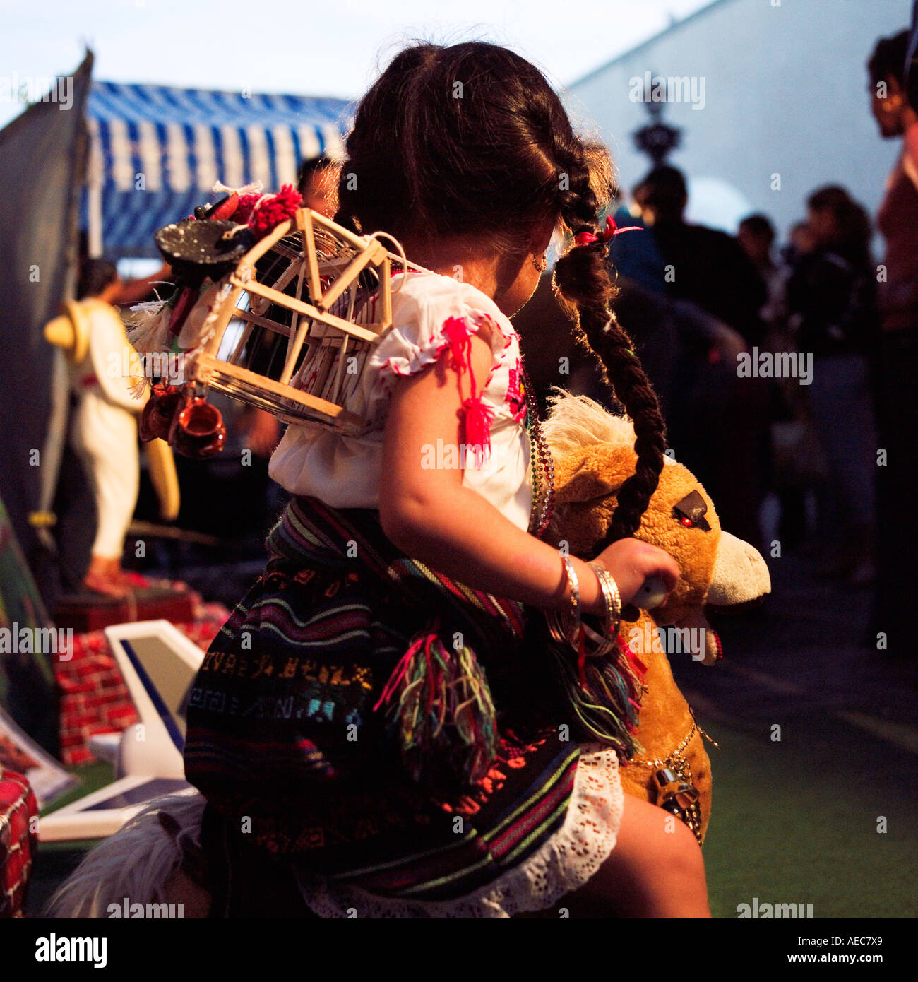 Traditionelle mexikanische Fiesta Kostüm kleines Mädchen. Kein Model-Release erforderlich: Gesicht unkenntlich Stockfoto