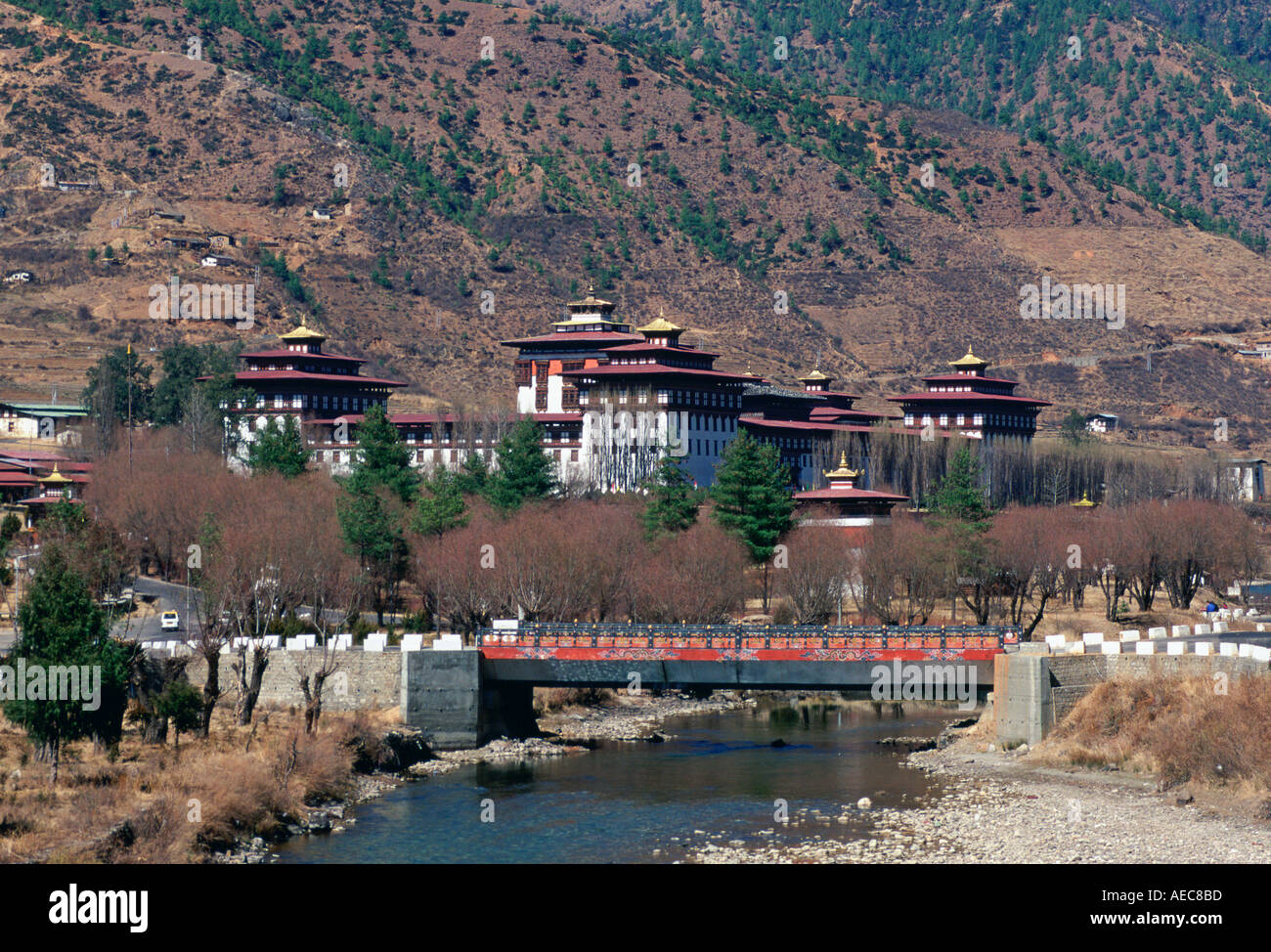 Tashichho Dzong und Straßenbrücke Thimpu, Bhutan Stockfoto