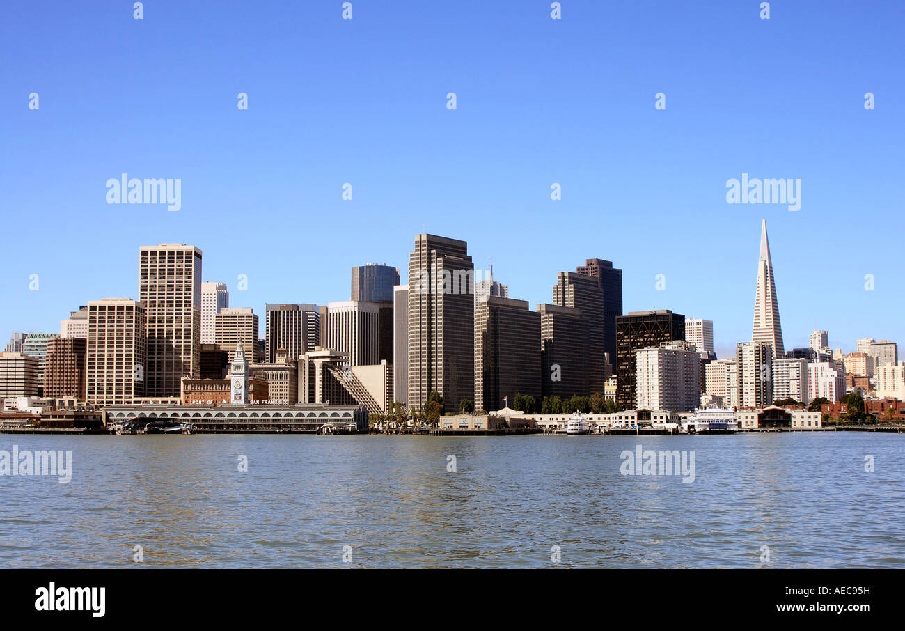 Skyline von San Francisco Kalifornien aus der Bucht einschließlich der Transamerica Building und das Ferry Building Stockfoto