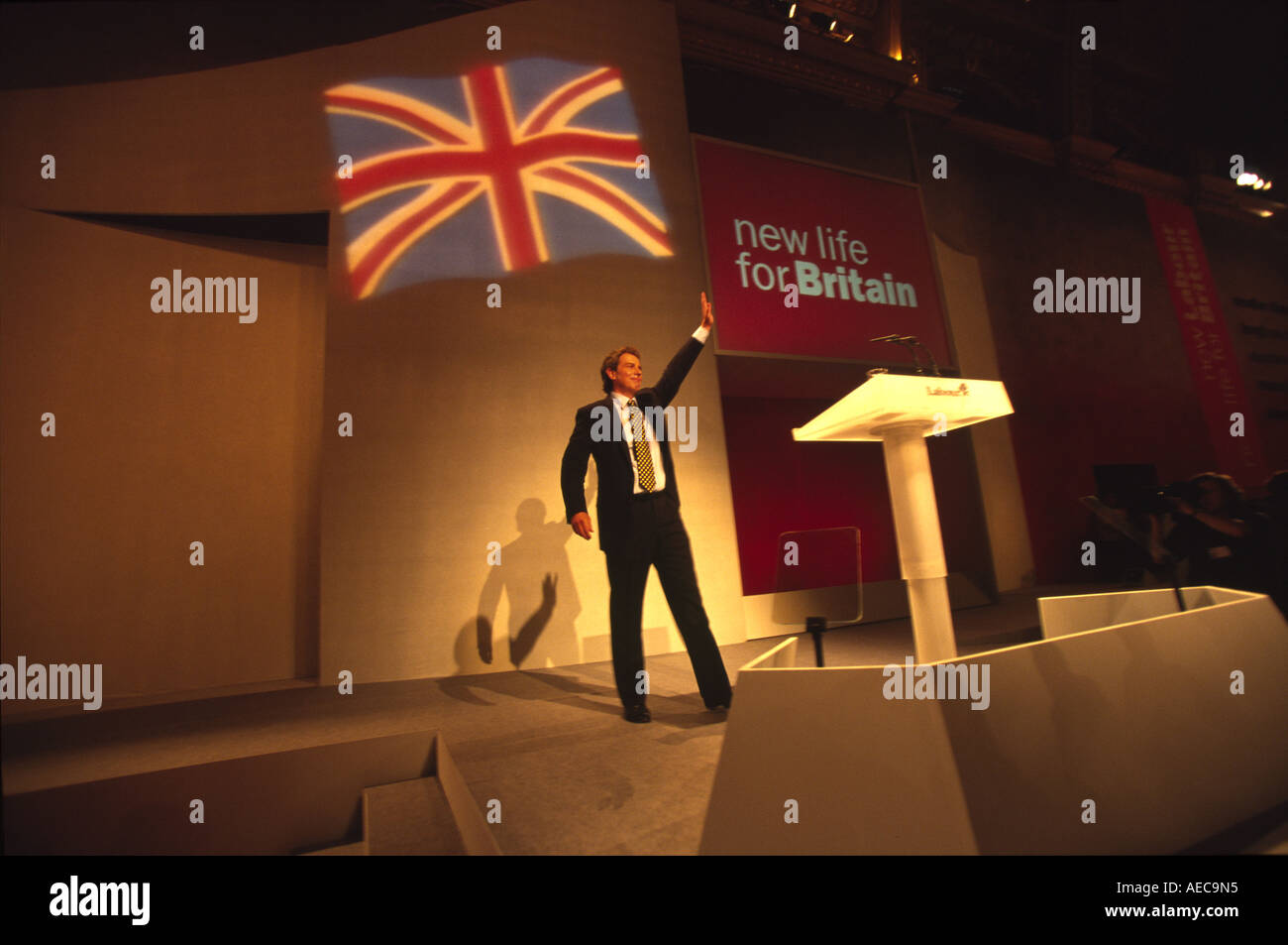 Tony Blair "Wellenlinien" dem Publikum der Labour-Parteitag Blackpool UK Stockfoto