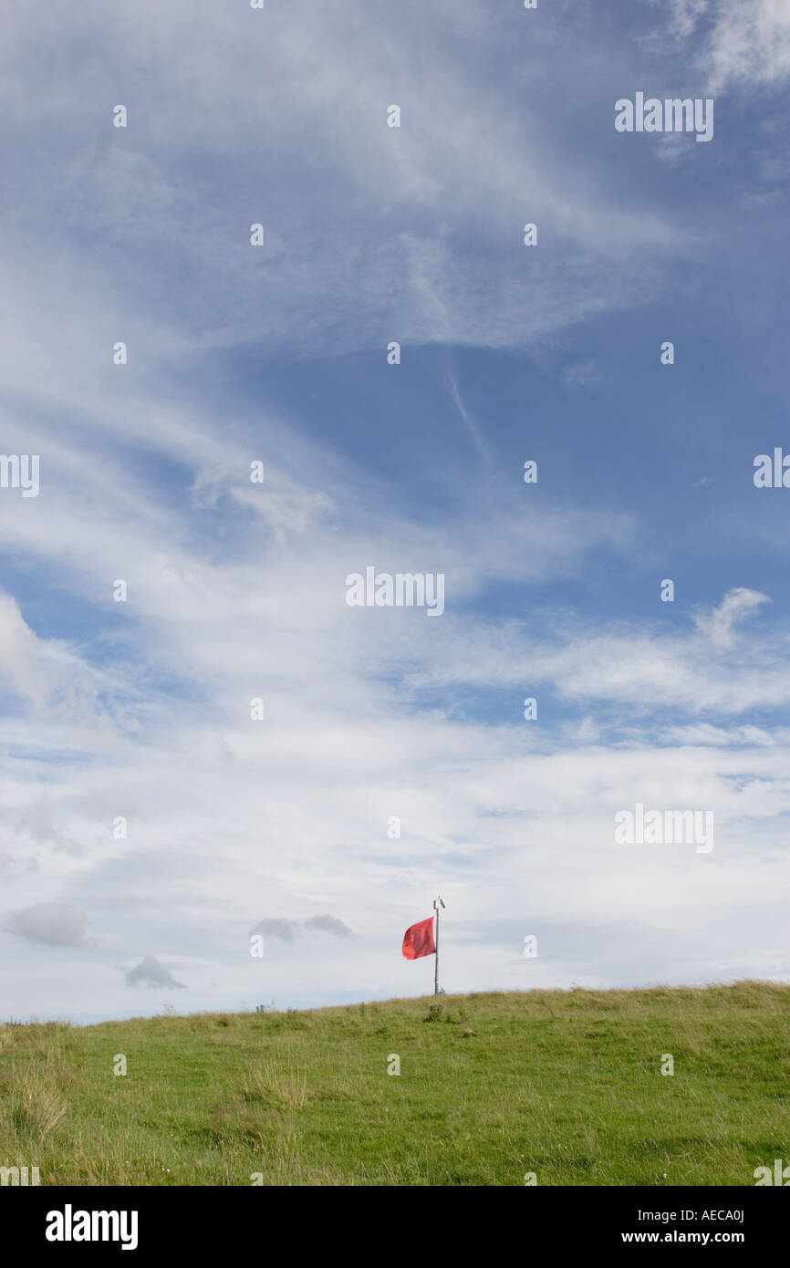 Rote Warnung Flagge für Otterburn Truppenübungsplatz in der Nähe von Alwinton, Northumberland National Park. Stockfoto