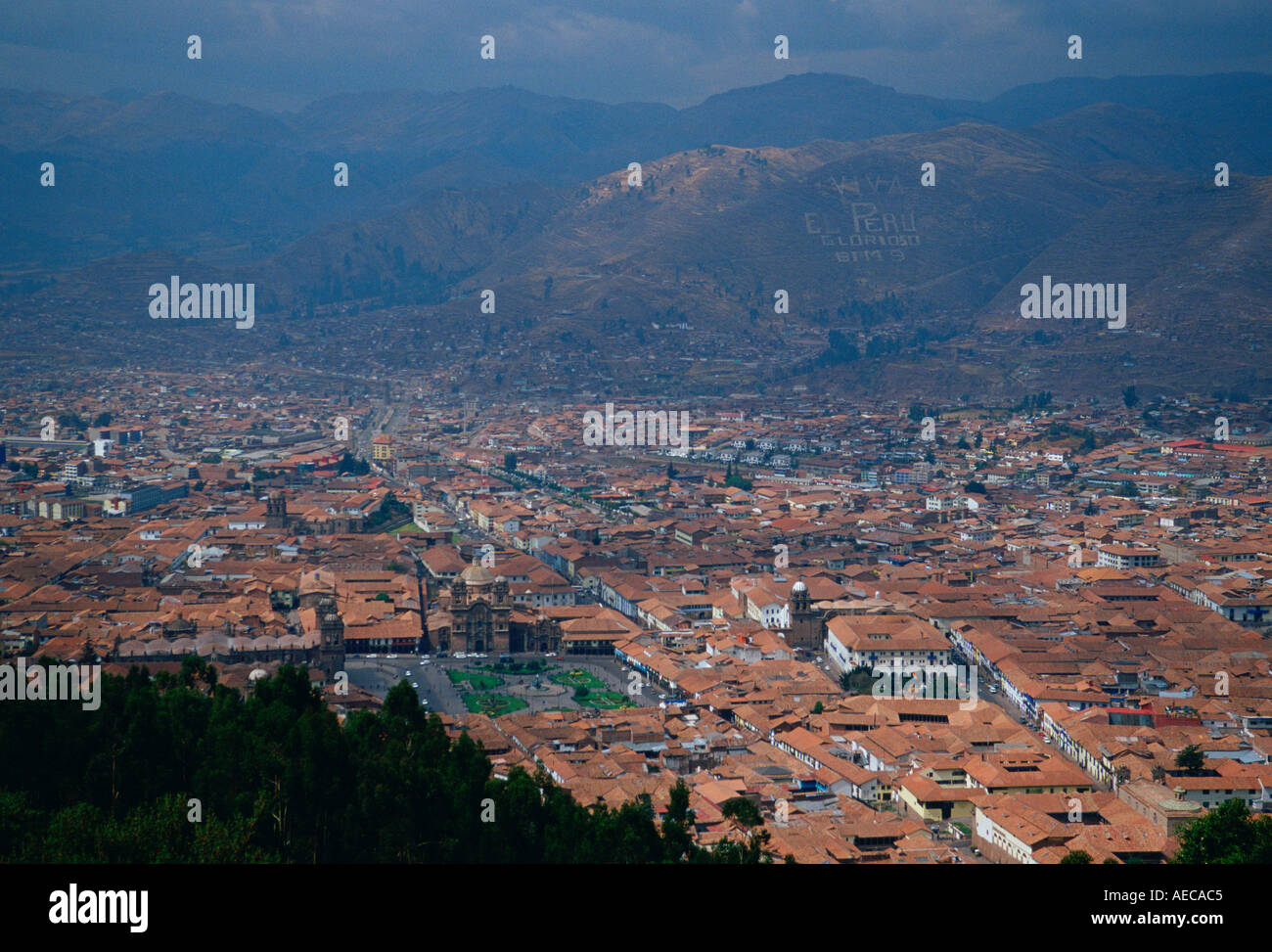 Alten Inka Hauptstadt Cuzco Peru Sudamerika Zeigen Die Plaza De Armas Und Inschrift Am Berg Stockfotografie Alamy
