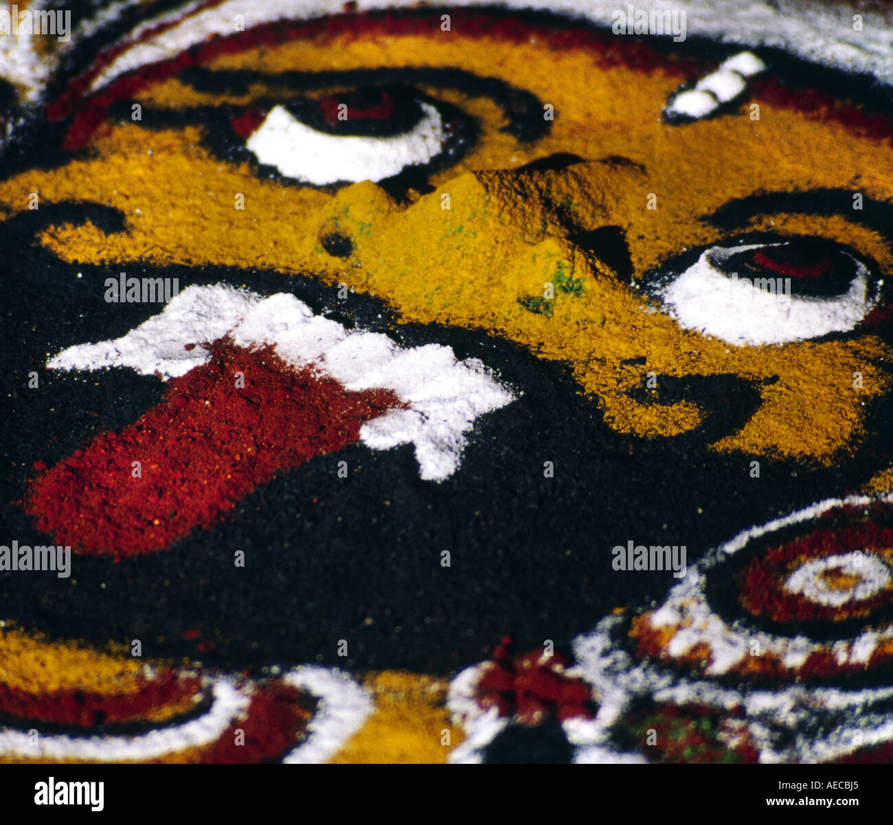Eine Nahaufnahme des Gesichts des göttlichen Dämon, schoss aus der Kalam, eine bunte Zeichnung gemacht auf dem Boden von Kerala, Indien Stockfoto