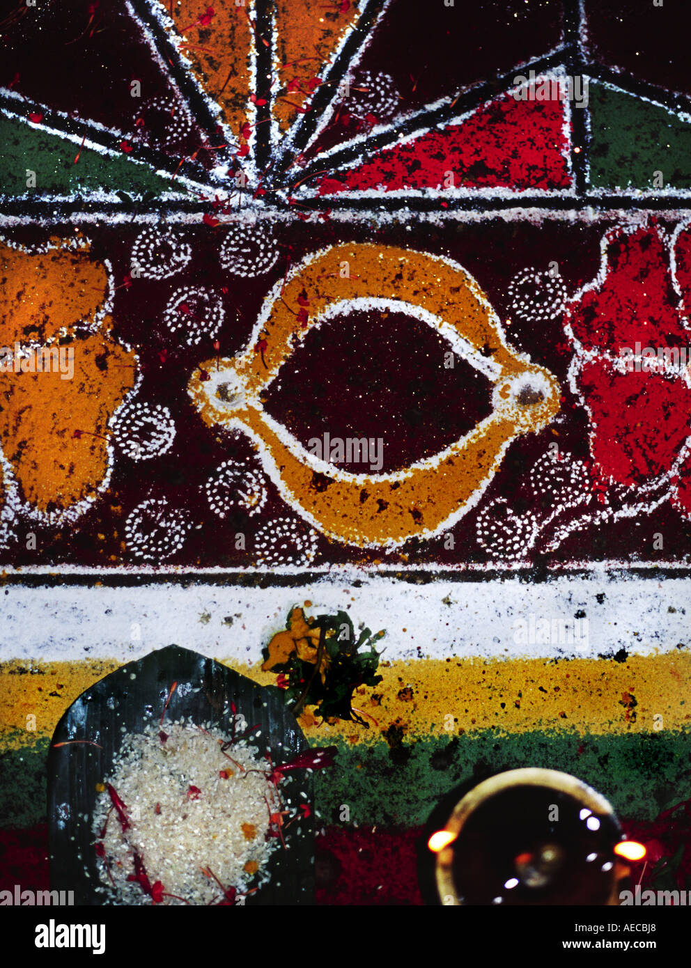 Eine abstrakte Komposition, schoss aus der Kalam, eine bunte Zeichnung gemacht auf dem Boden von Kerala, Indien Stockfoto