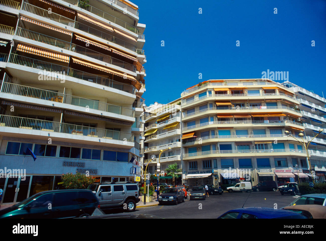 Juan Les Pins Frankreich Mehrfamilienhäuser über Geschäfte Stockfoto