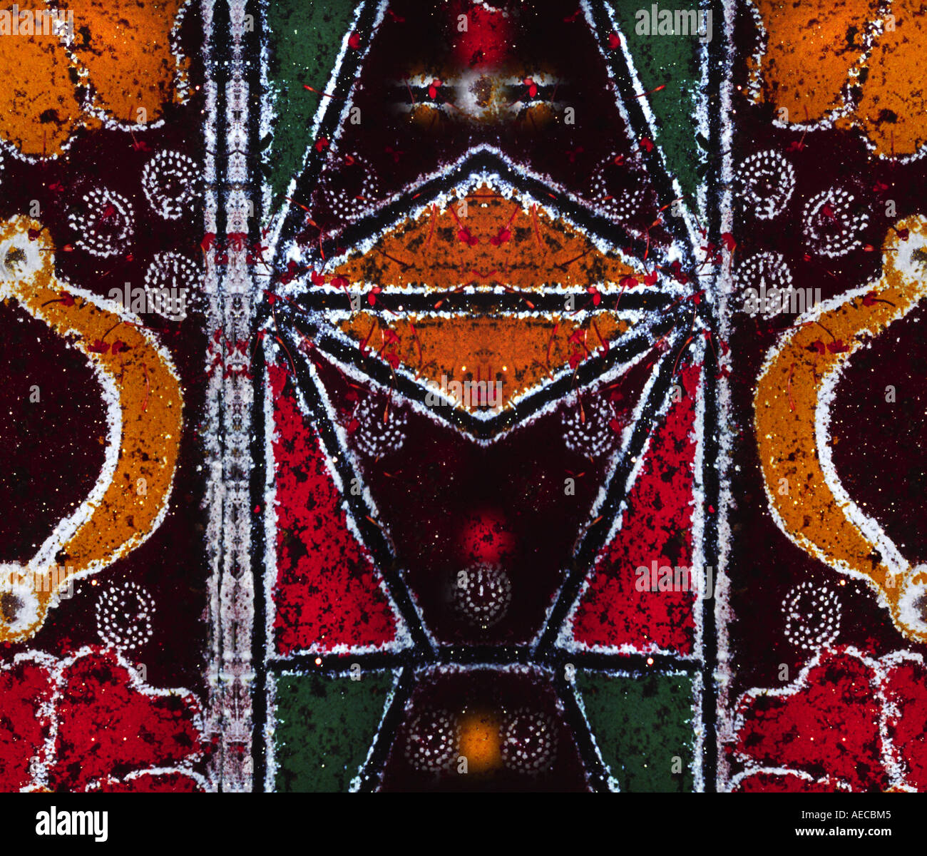 Eine abstrakte Komposition, schoss aus der Kalam, eine bunte Zeichnung gemacht auf dem Boden von Kerala, Indien Stockfoto