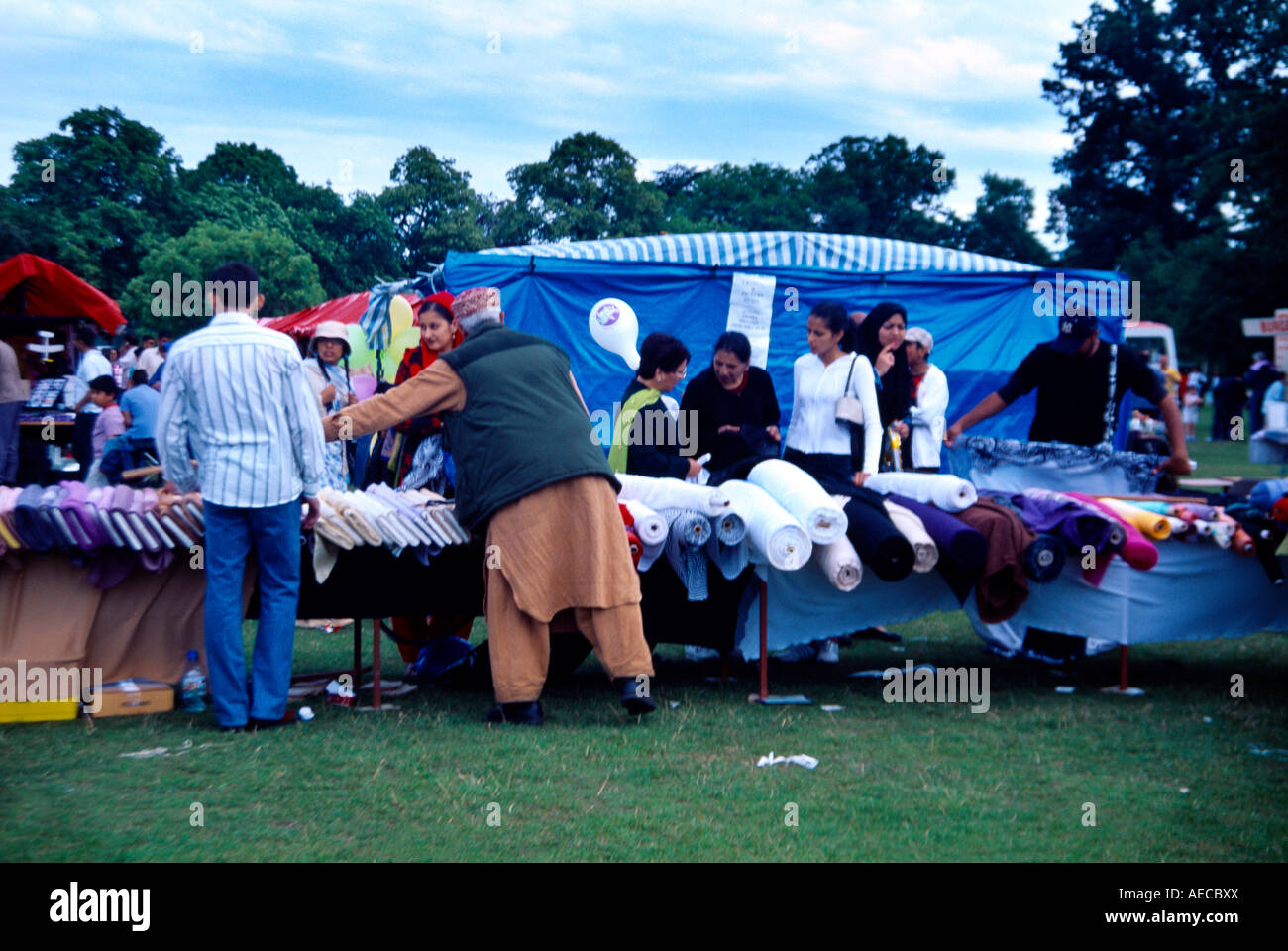 Eid Mela - Eid feiern mit Markt Stall Verkauf Textilien in Birmingham West Midlands England Stockfoto