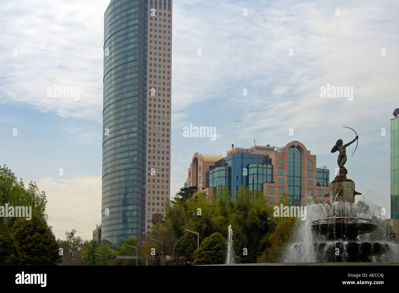 Gegensätzliche Baustile auf dem Paseo De La Reforma in Mexiko-Stadt, mit Diana die Jägerin auf ihrem Brunnen im Vordergrund Stockfoto