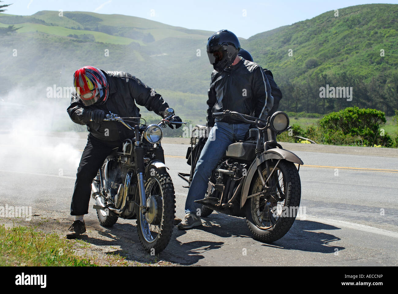 "Mann hielt auf einem klassischen britischen ^ 1950er Jahre ^ Matchless ^ 500ccm Einzylinder ^ Motorrad, der Motor, die Verbrennung von Öl, California" Stockfoto